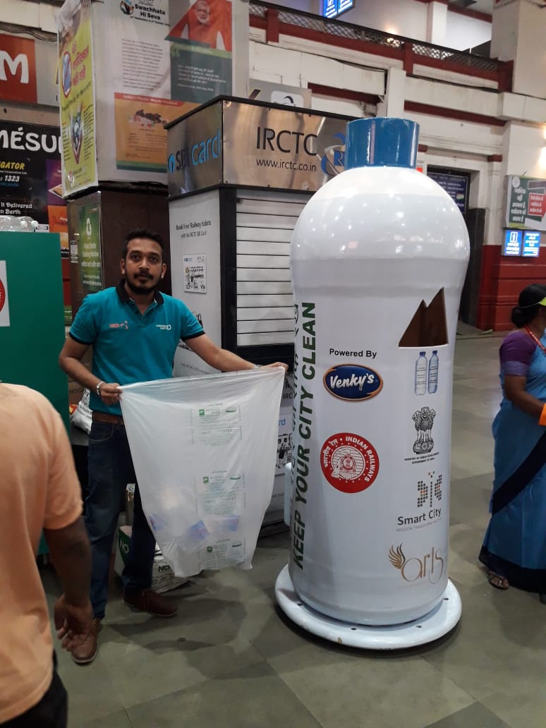 mahek84's tweet photo. #CertifiedCompostable Garbage bags being used at Mumbai Central Railway Station Main Terminus on 2nd Oct2019 celebrating #SwachhBharat
Compostable Garbage bags from CPCB approved manufacturer
@drmbct
@WesternRly
@RailMinIndia
@PiyushGoyalOffc
@PiyushGoyal
@narendrabags https://t.co/3SHx6dGV4k