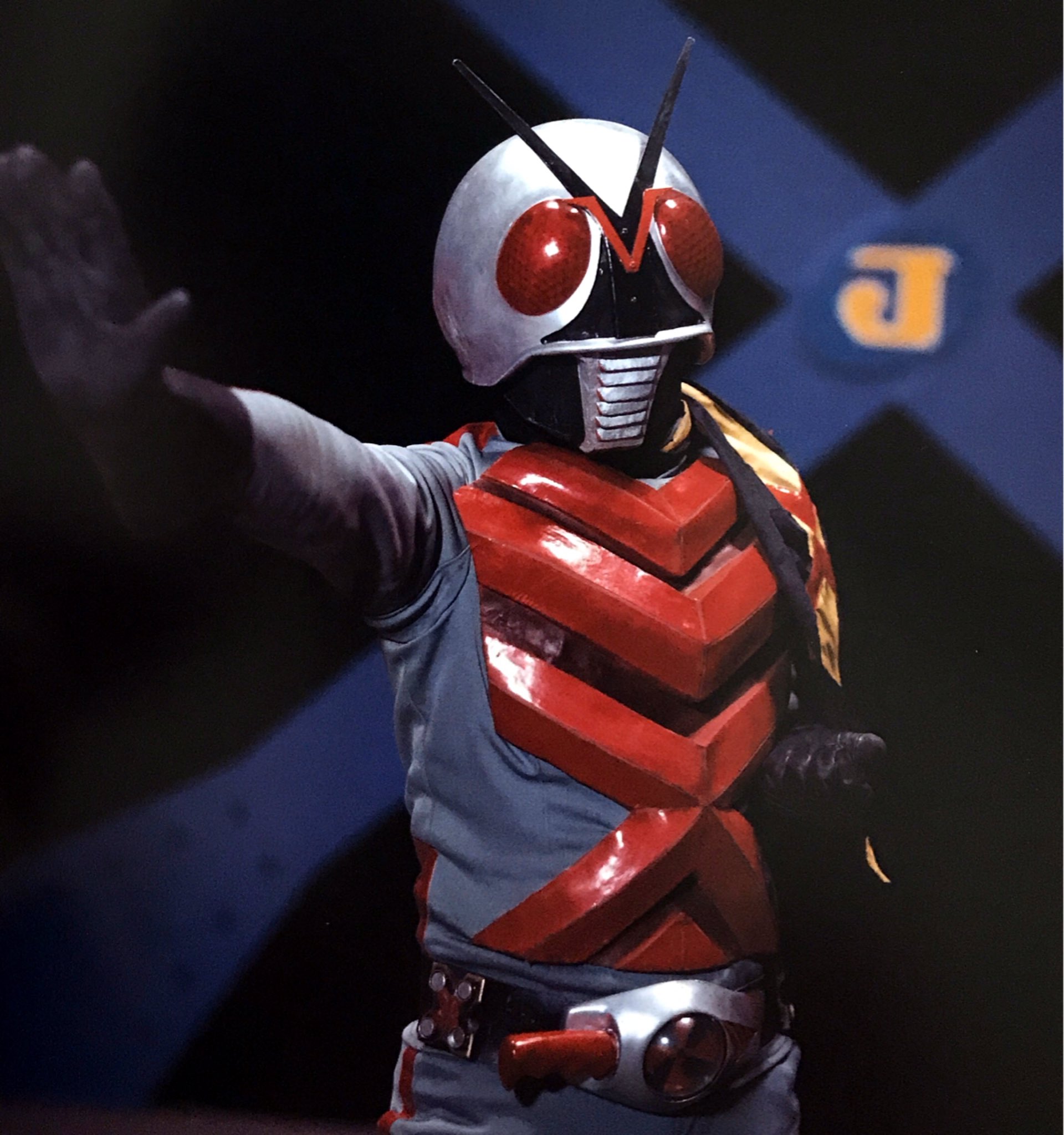 The雄 仮面ライダーx 第1話 X X Xライダー誕生 より Xライダー 1枚目の写真はジンステーション内にて Xライダー本編初登場シーンより 残りは茅ヶ崎 パシフィックホテル前の浜辺にて撮影されたxライダーの姿 仮面ライダーx 特撮 昭和ライダー