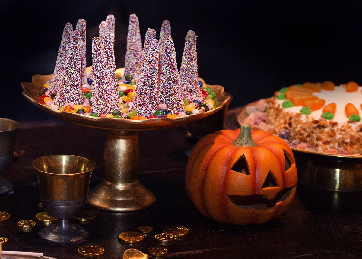 inazumahp's tweet photo. ❀ Buenos Días queridos Alumnos de Hogwarts

La cuenta atrás para Halloween, 31 de Octubre, Ha comenzado

Recordamos que será un festín donde los elfos domésticos prepararán deliciosos dulces, tarteletas, panqueques y pasteles orientados a Halloween.
Una cena aterradora 🍭🎃  ❀ https://t.co/uFHkwhqNw5