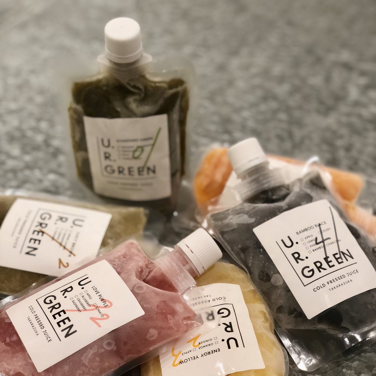 ur__green's tweet photo. こんばんは💫
#urgreen は冷凍した状態でのお届けをしている為いつでもどこでもお飲み頂けます！
毎日習慣付けながら飲み続けることでより効果が実感できますよ☺️ https://t.co/ynhxYBY193