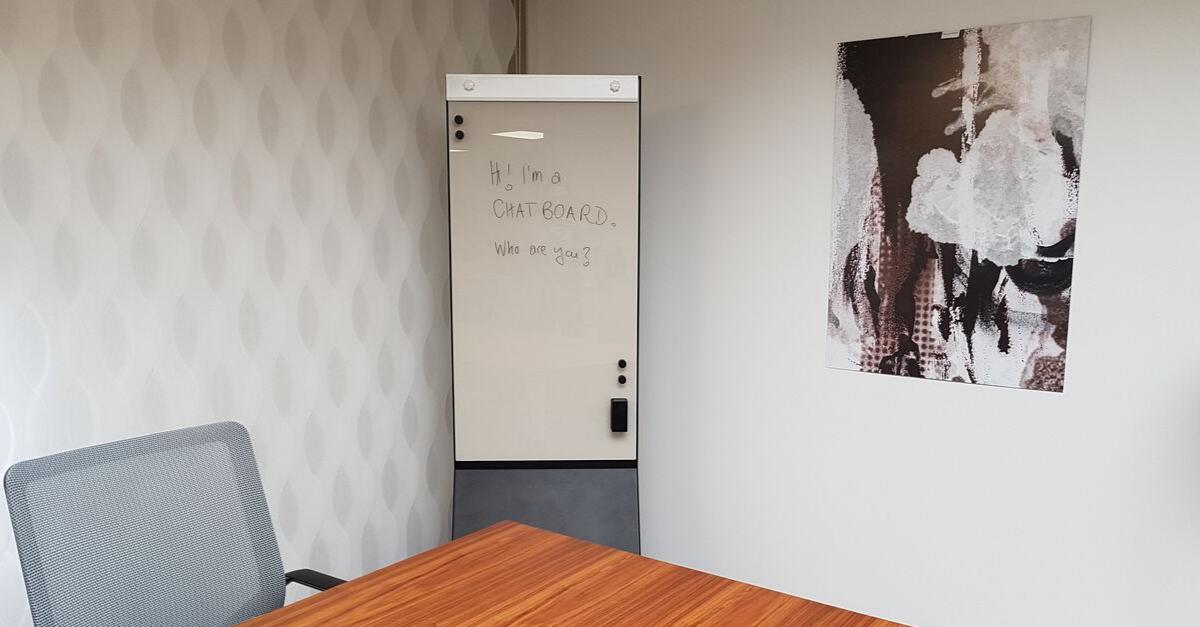 NadjaSternik's tweet photo. Wir hatten gestern Vereinssitzung in unserem JOMA Showroom. Da habe ich natürlich gleich mit unserem neuen CHAT BOARD Mobile angegeben. "Wow, da schreibt es sich richtig angenehm!" Viel schöner als auf jedem Flipchart. #CHATBOARD #JOMAlive https://t.co/SmwBq6IHU3