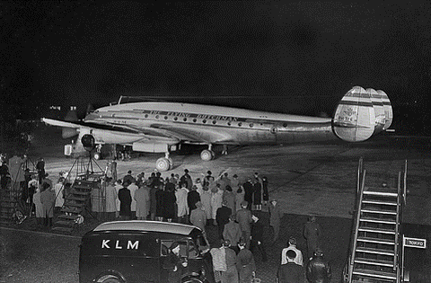 Klmオランダ航空 Klm100周年への歩み 今から68年前の1951年12月7日 日本就航 12月4日にアムステルダムを飛び立ったロッキードl 749コンステレーションは 中東 インド タイ フィリピンを経由する いわゆる南回りで 全行程64 時間 実飛行