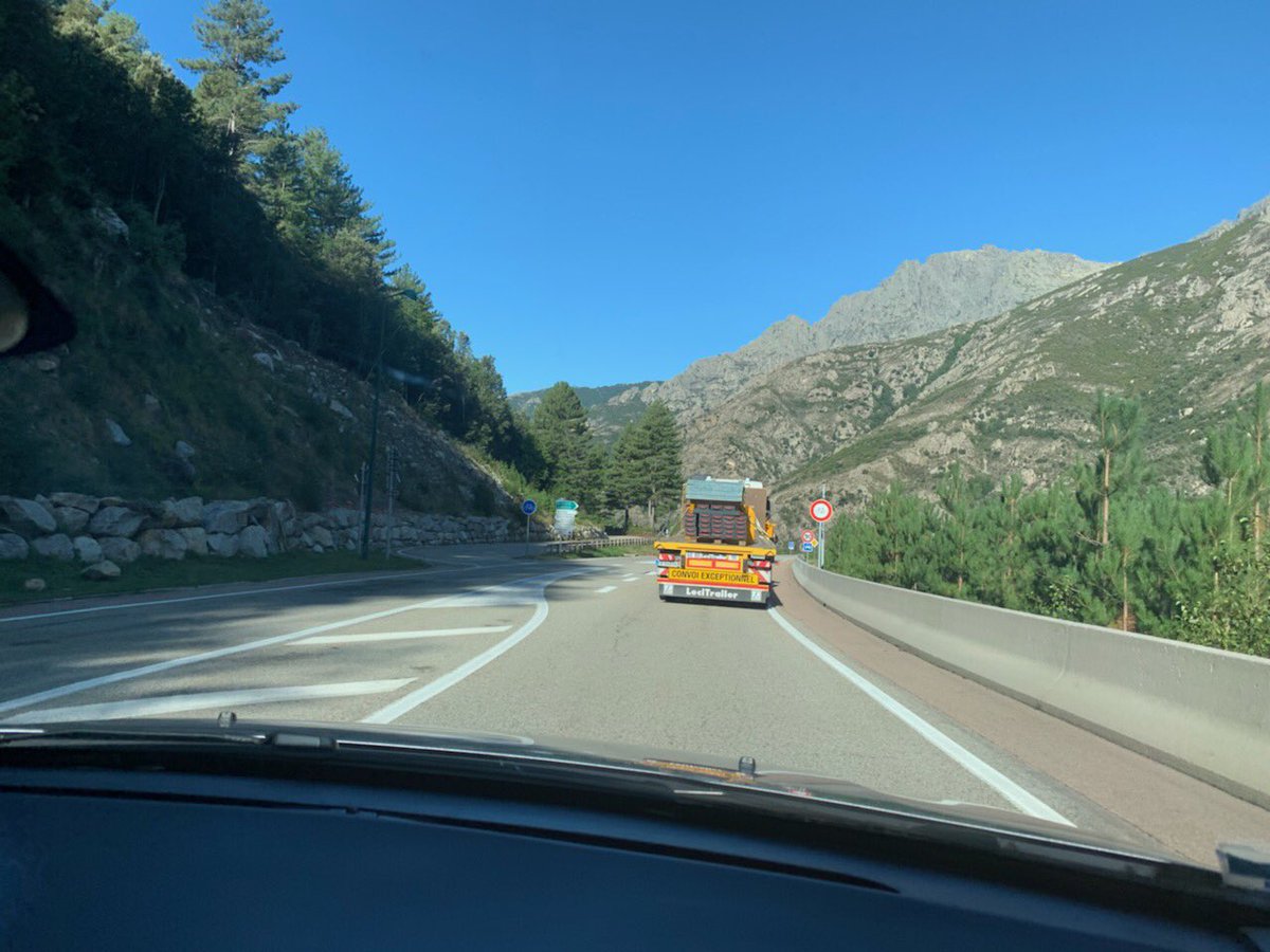 isab_simon's tweet image. @IsulaCorsica @numerique_corse avec les équipes de la DSP #CorsicaFibra @AlticeFrance SFR FTTH et leurs partenaires constructeurs #CRT #Cegelec #CNCLevage en convoi vers #Bastelicaccia pour la pose de ce 4ème NRO arrivé au bateau ce matin à Ajaccio. #fibre #corse #afibrapertutti