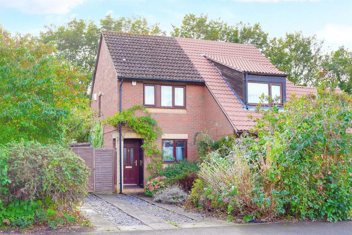 This home comprises a great layout with a fantastic open plan flow on the ground level with the living room leading into the dining area.
haart.co.uk/buying/2-bedro…