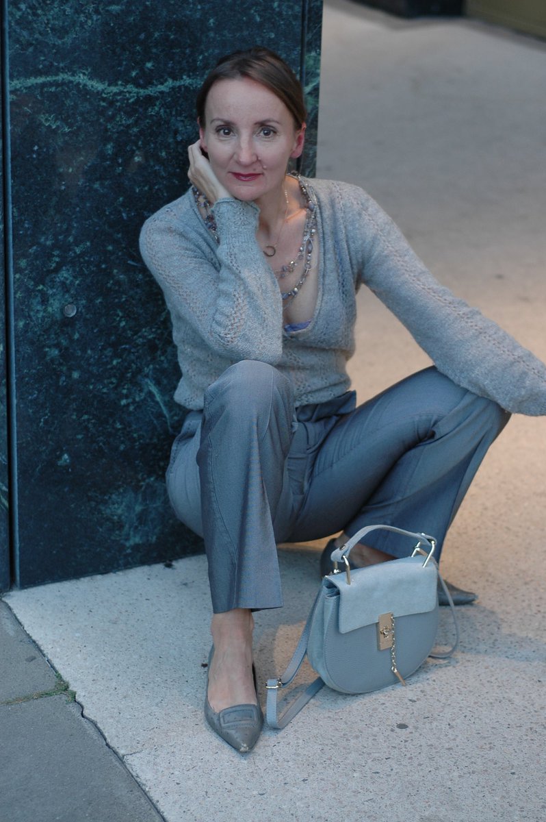 OceanblueStyle's tweet photo. Happy Oktober!
Graue Zeiten? Glamouröse Zeiten! So wird die dezente Farbe zum Hingucker...💋 Welche Farbe trägst du gerne Ton-in-Ton? #fbloggers #over40 #modeblog
https://t.co/01hCphjCrP https://t.co/qUbdJQo1Sw