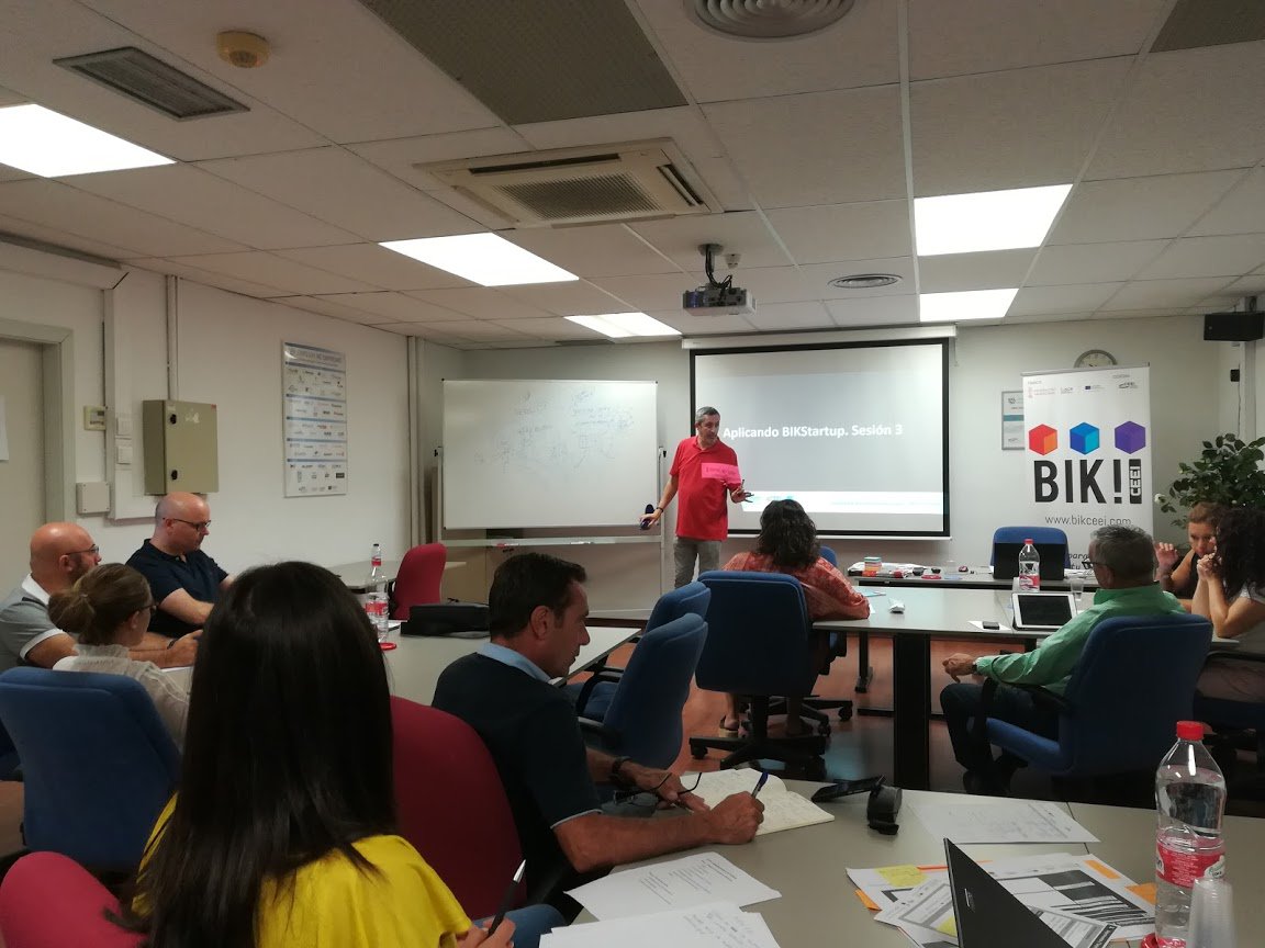 ceeivalencia's tweet photo. ¡Última jornada de la sesión mentor #BIKStartup!
Agentes concentrados 😨 #ahoramismo y aprendiendo de #LearnStartup con Jose Antonio de Miguel @yoemprendo en #CEEIValencia.
#Innovación #BIKCEEI
💥Atentos ¡En un par de semanas comenzamos con facilitadores! https://t.co/cgkMxTWeOq