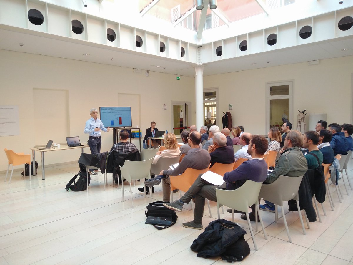 ClustService's tweet photo. Cominciano le sessioni parallele. Stiamo parlando di mobilità e logistica. #forums3 @Arter_ER @FondazioneItl @ClusterMech https://t.co/cmWi8ixbyR
