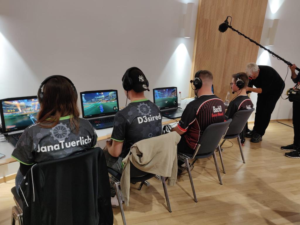 engines_stgt's tweet photo. Gestern hat das @km_bw zur Podiumsdiskussion "eSport = Sport: Geht diese Gleichung auf?" Nach #Stuttgart geladen.

Um den #eSport auch hautnah erleben zu können, spielten unsere #Rocketeers @JanaTuerlichRL und @D3siredRL ein Showmatch gegen @esportrn 😊

@stuttgarttweets https://t.co/HzHB6MdvFp