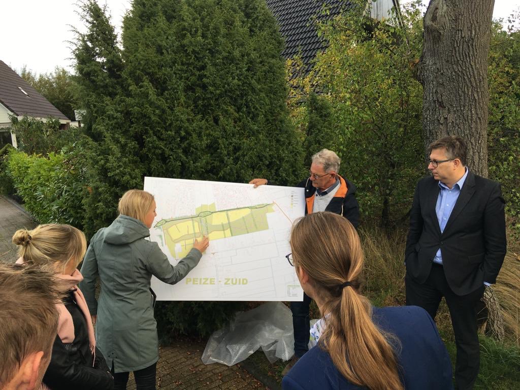Vandaag een bustour voor bestuurders en beleidsadviseurs Wonen langs woningbouwprojecten in de regio Groningen-Assen. Tweede stop: #Peize waar de gemeente <a href="/Noordenveld/">Gemeente Noordenveld</a> de voorgenomen uitbreidingsplannen voor Peize-Zuid toelicht. #RegioGroningenAssen #RegionaleSamenwerking #RGA