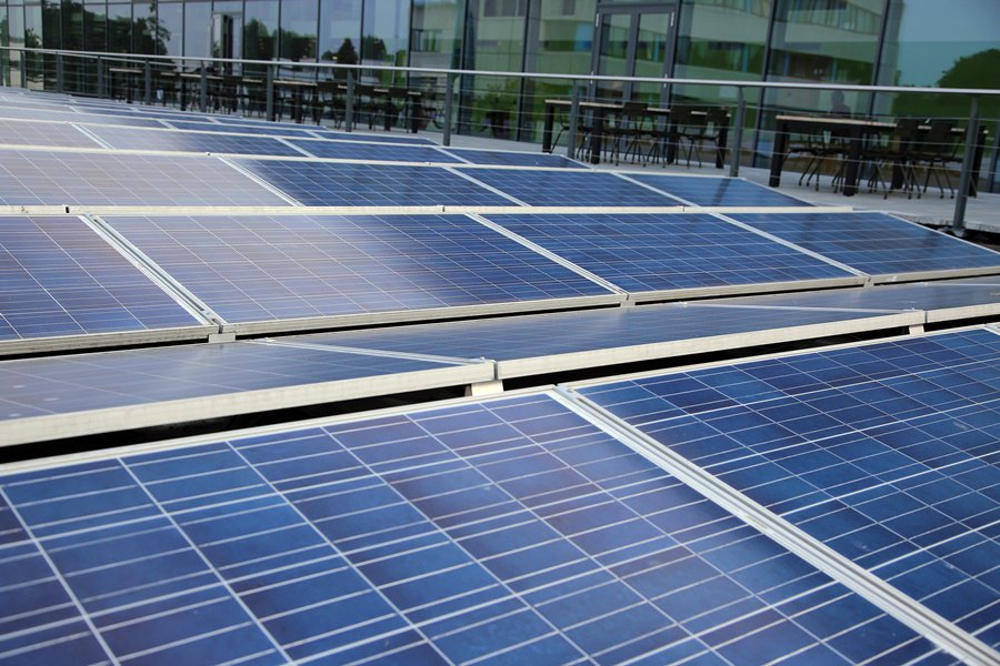 Heeft u een bedrijfspand in Woerden en wilt u 'iets' met zonnepanelen? Laat onderzoeken of uw bedrijfsdak geschikt is voor een duurzame investering. Tot en met 15 oktober vergoedt de gemeente 50% van de kosten voor dit onderzoek. Meer info en voorwaarden: bit.ly/2kC64mV