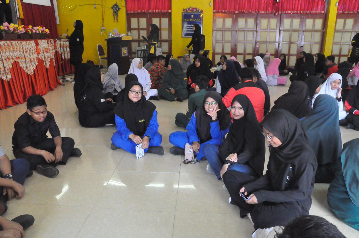 RESCOM_UiTMT's tweet photo. [1 Oktober 2019] [Selasa]

Program School Attack 3.0 bersama pelajar SMK Tengku Intan Zaharah✨
.
.
Program kolaborasi Kelab Rescom bersama Kelab Peers
 @peerskaunselor_ 

Thank you to all ajk and fesilitator😊

#RESCOM  #rescomuitmdungun #mppuitmtganu #uitmdungun https://t.co/OZqnNafizN