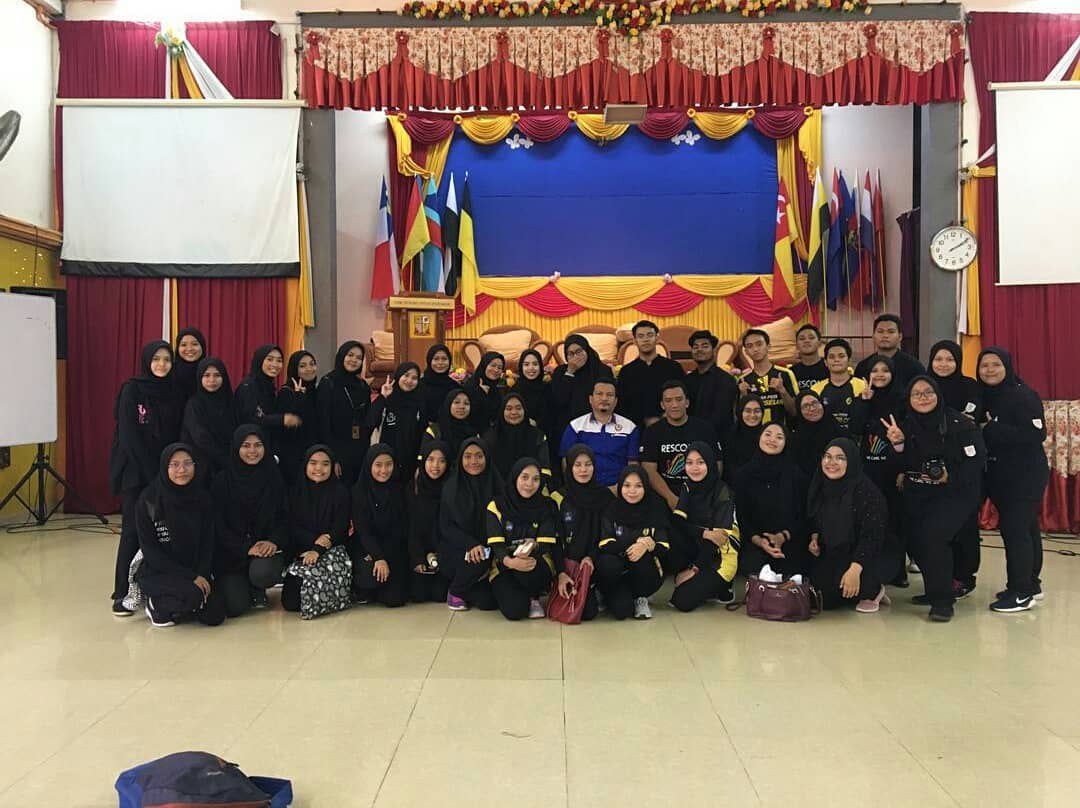 RESCOM_UiTMT's tweet photo. [1 Oktober 2019] [Selasa]

Program School Attack 3.0 bersama pelajar SMK Tengku Intan Zaharah✨
.
.
Program kolaborasi Kelab Rescom bersama Kelab Peers @peerskaunselor_ 

Thank you to all ajk and fesilitator😊

#RESCOM  #rescomuitmdungun #mppuitmtganu #uitmdungun https://t.co/8rSCBBlE1a