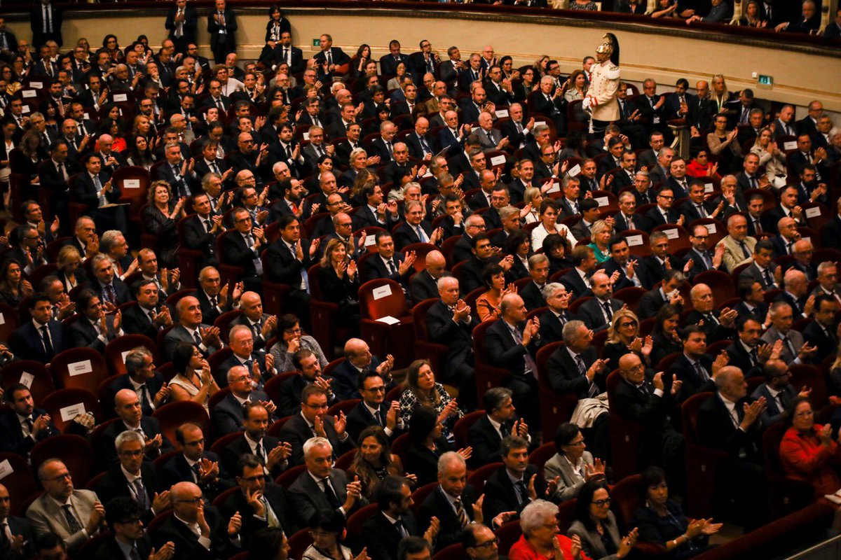 Un lungo e sentito applauso dalla platea di imprenditori dopo l’intervento di @CarloBonomi_ Presidente di #Assolombarda all’assemblea generale #assolombarda2019 - Grazie Presidente!