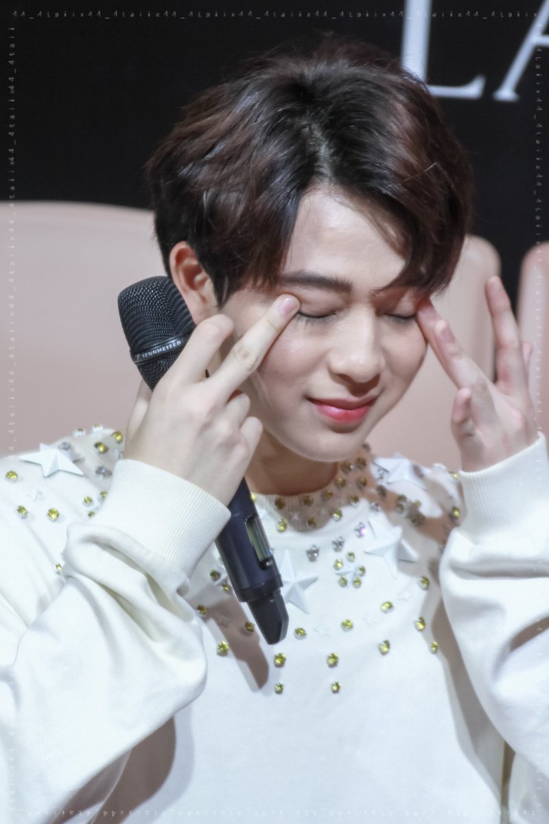 TaiiXz_4's tweet photo. 1/10/19 @ Central World. ❤
เมื่อพลาดแล้วจะแก้ตัว
ขอนวดตาแพรบบ 🤣🤣 (แข่งจ้องตาแพ้อยู่ดี😆😆)
#ShadefinderXBas
#บาสเด็กอ้วนที่แท้จริง https://t.co/2yrMfkj6yT