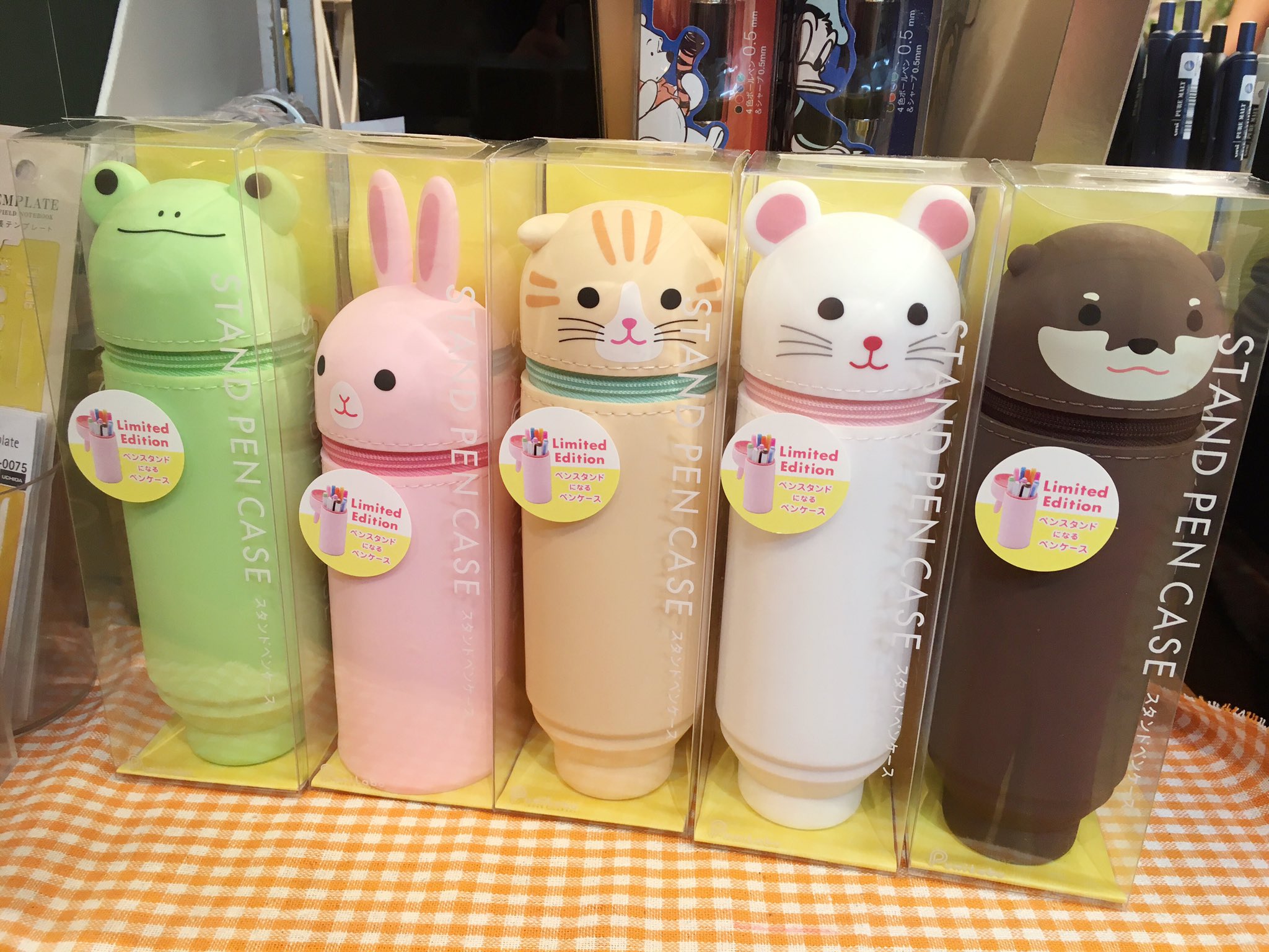 文房堂 ぶんぽうどう 画材 文具 雑貨 10 00 18 30まで営業中 入荷情報 リヒトラブ Lihitlab さんの プニラボ スタンドペンケース に新キャラクターが登場しました 使いやすさはそのままの 立つ シリコン素材のペンケースです