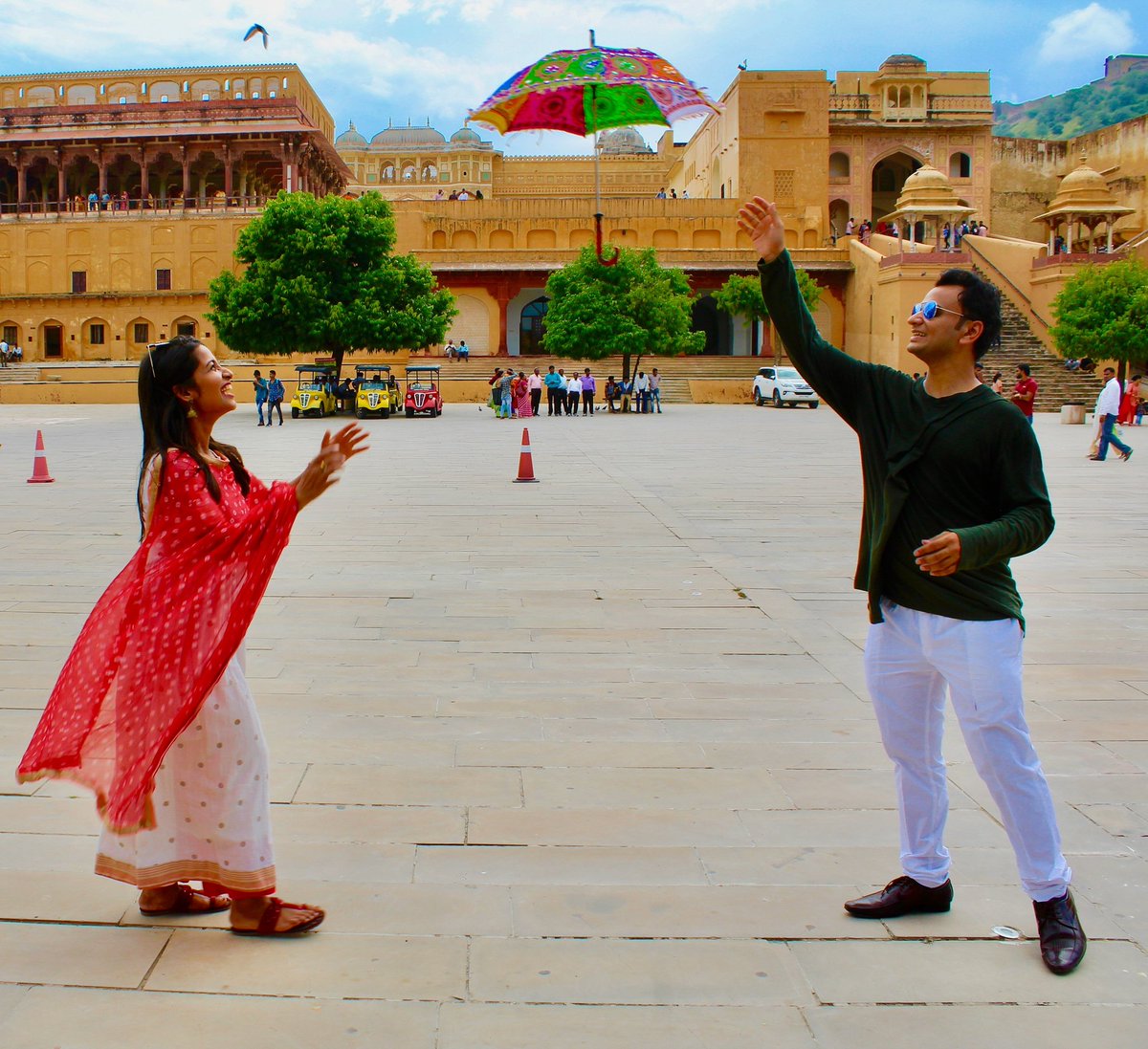 2itchyfeets's tweet photo. Amer Fort is a hill fort overlooking Maiota lake and is known for its artistic style of architecture. 
With Cobbled pathways, series of gates, large defensive walls and laid out on four levels each having its own courtyard, this palace used be a home for the Maharajas of Jaipur. https://t.co/jhondtH3zI