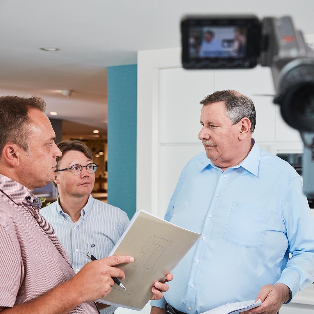 dovykeukens's tweet photo. Een unieke blik achter de schermen bij de opnames van onze nieuwe TV-commercial. Jetez un coup d'oeil derrière les coulisses du tournage de notre nouveau spot télé. https://t.co/cOqMKwI5b6