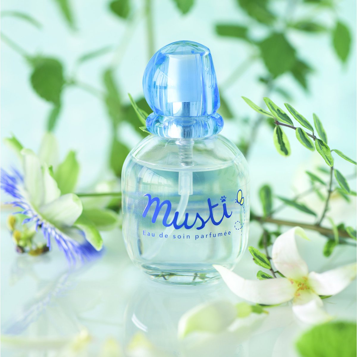 Hafif limon notalarının gül, leylak ve kehribar kokularıyla birleştiği muhteşem bir koku. Musti® Alkolsüz Bebek Kokusu’nu saç, vücut ve elbiselere hoş ve güzel bir koku vermek için günlük olarak kullanılabilirsiniz.
#mustelaturkiye #mustela #bebek #bebekkokusu