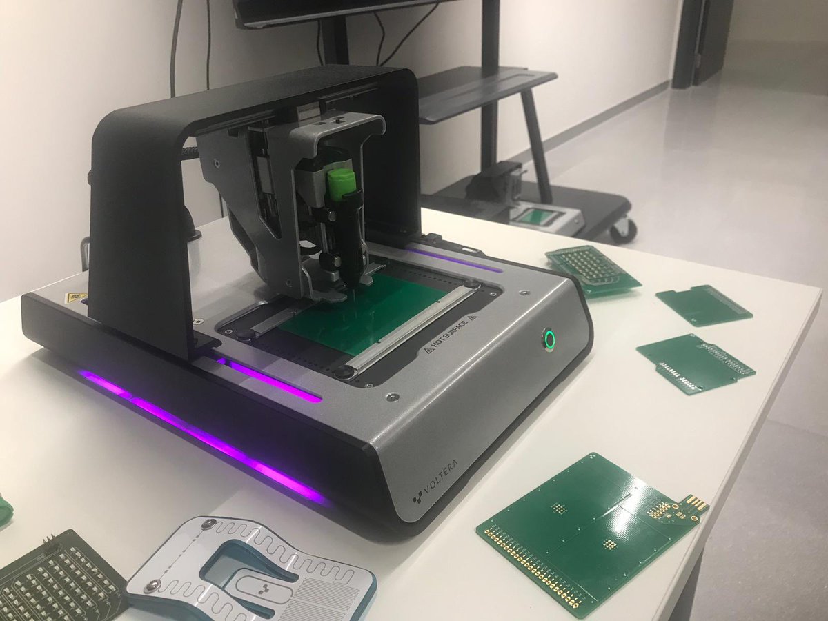 SalesianosPam's tweet photo. Hoy, en el departamento de Electricidad y Electrónica nos visita Roberto Jiménez de @ventajaT para enseñarnos lo último en prototípado electronico de circuitos @voltera_io 
@SalesianosSSM @SarrigurenNet https://t.co/GoUJ7ZJeer