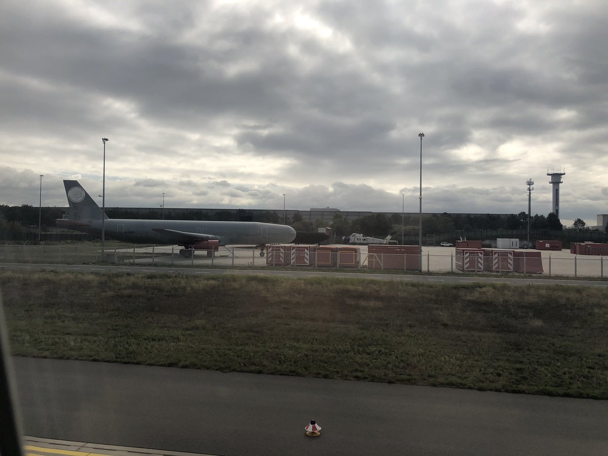 Leandergold1's tweet photo. @DennisWerth_ @YouTube War Dennis nicht mal hier als er den Flughafen Frankfurt besucht hat? Hier war doch die Feuerwehr 🚒🎉 https://t.co/klNyDUX8TX