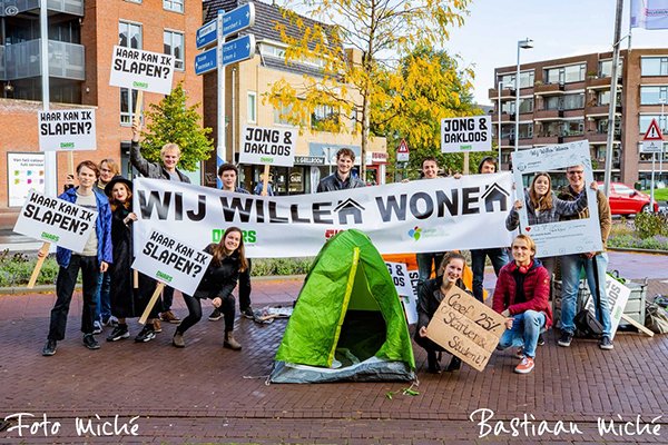 fotomiche's tweet photo. Protest bij het Congres Nederlands Genootschap van Burgemeesters in Hilversum #Gooiland #Hilversum #wonen #dwars https://t.co/gQT5wb9eNi