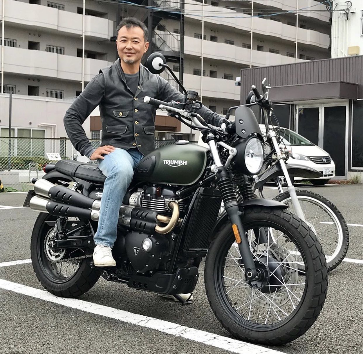 Realdeal リアルディール カスタマースナップ トライアンフでご来店のo様 天神ワークスベストが素敵です 天神ワークス ベスト レザーベスト トライアンフ モーターサイクル バイク乗り 仙台 リアルイディール リア