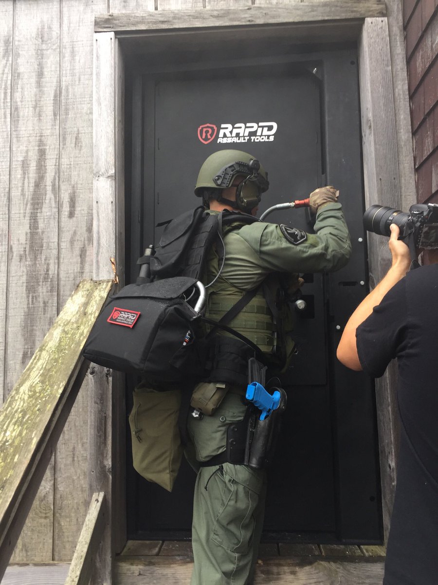 Ratools247's tweet image. Great training day with South Portland SRT complete with three hostage rescue scenarios!     #swat #police #tactical #tacticalbreaching #mechanicalbreaching #breachingtools #military #entrytools #forcibleentry #swattraining #military #specialoperations