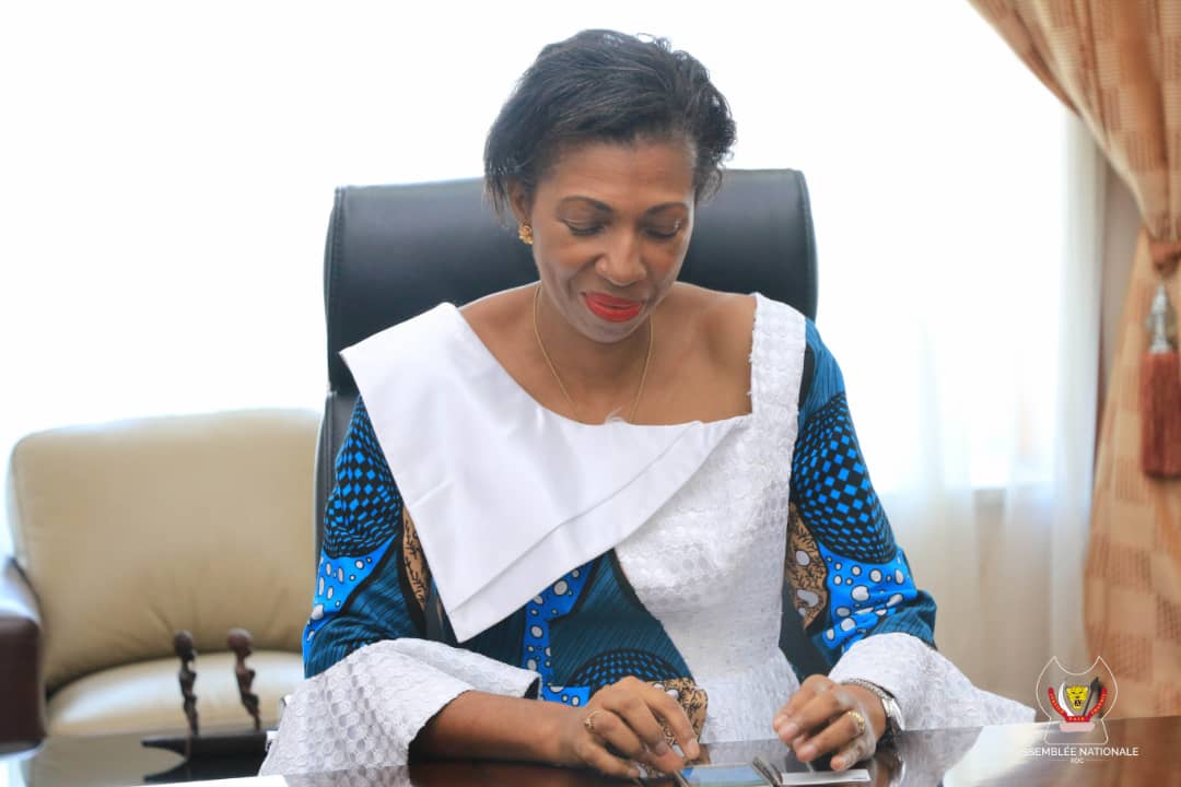 AjemaRdc's tweet photo. Ce jeudi 3 octobre 2019, dans son cabinet de travail de Palais du peuple, une délégation Angolaise, conduite par le Député Sérgio Leonardo Vaz, a été reçue en audience par l'Hon @JeanineMabunda, Présidente de la Chambre basse du parlement.
#TousPourMabunda 
@soniarolley
@TopCongo https://t.co/QUMQx7Jiqd