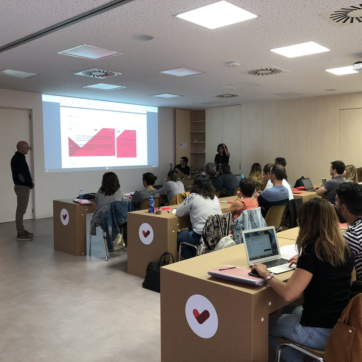 Diacvic's tweet image. Avui juntament amb els responsables de @VedrunaCat participem a la Jornada de comunicació Vedruna. Presentant la #comunicació d’aquest curs 2019-2020 i parlant de la gestió per a un bon posicionament de la marca #intensament #diacvic