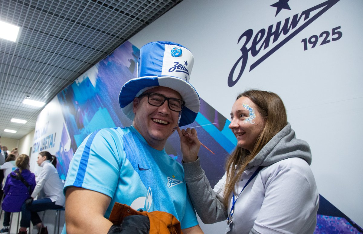 fczenit_en's tweet photo. It was music, fun and games at the Fan Promenade before #ZenitSLB in the @ChampionsLeague last night 🎻
📷 https://t.co/DGpu2HeuBV https://t.co/L1sz8CchOK
