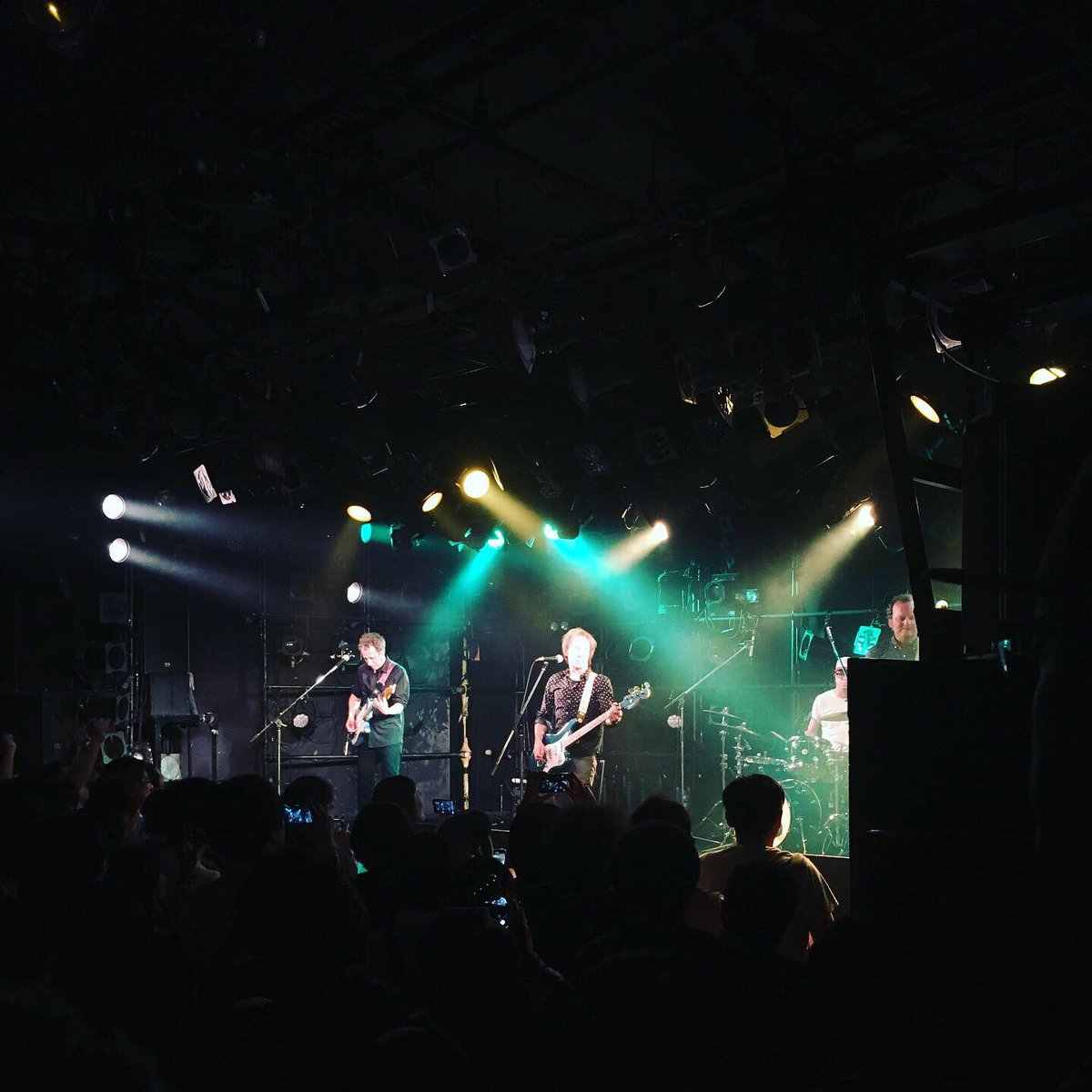 banrishiraiwa's tweet photo. 昨日はvelvet crushを観にクアトロへ。
サポートギターのjason victorがトム・ヴァーレイン、ロバート・クワイン直系という感じの痙攣プレイをちょいちょい出しててイカしてた。
#velvetcrush #jasonvictor https://t.co/bHtgOR5aZ3