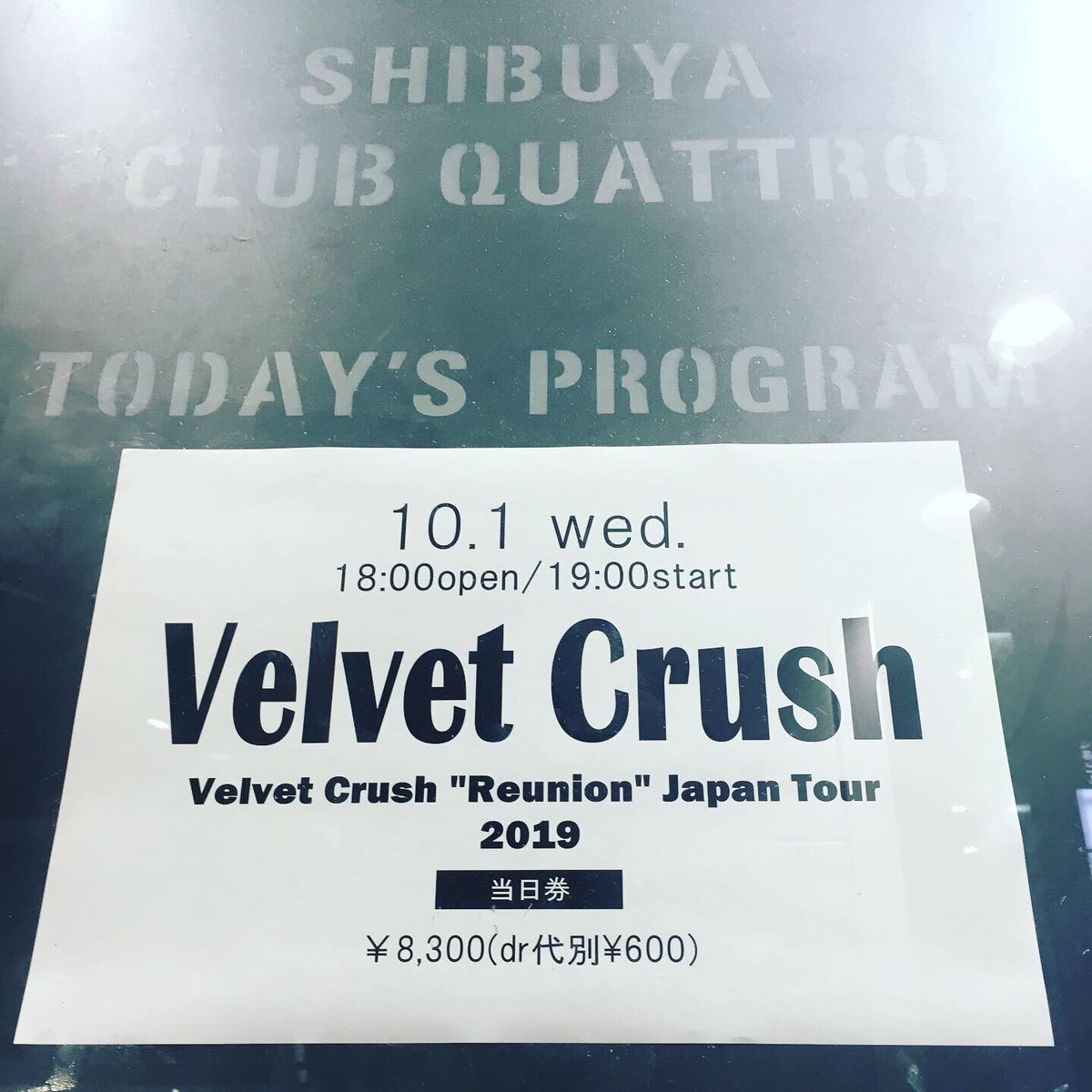 banrishiraiwa's tweet photo. 昨日はvelvet crushを観にクアトロへ。
サポートギターのjason victorがトム・ヴァーレイン、ロバート・クワイン直系という感じの痙攣プレイをちょいちょい出しててイカしてた。
#velvetcrush #jasonvictor https://t.co/bHtgOR5aZ3