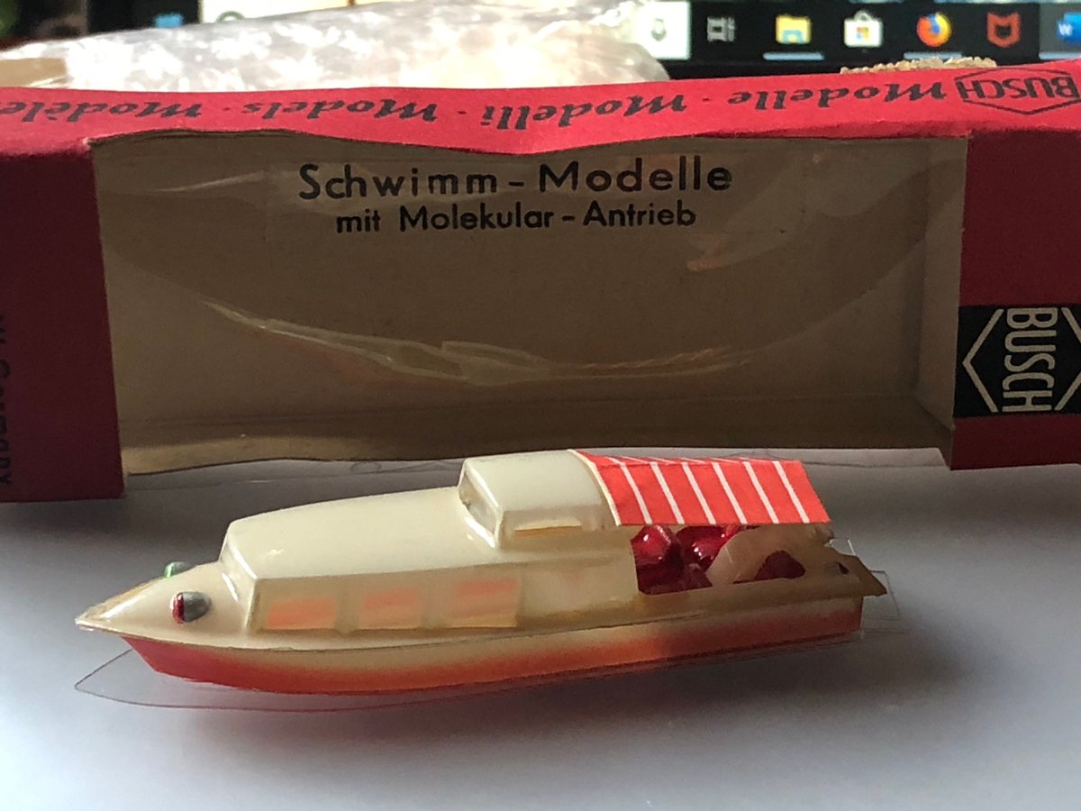Ich habe ein "neues" #Spielzeug: 
Ein #Busch-Boot mit #Molekularantrieb.
In #Friedrichshafen auf der Messe soll es auf unserer Anlage fahren. 
Wer kann mir etwas über das #Antriebsprinzip und die verwendete Flüssigkeit sagen?