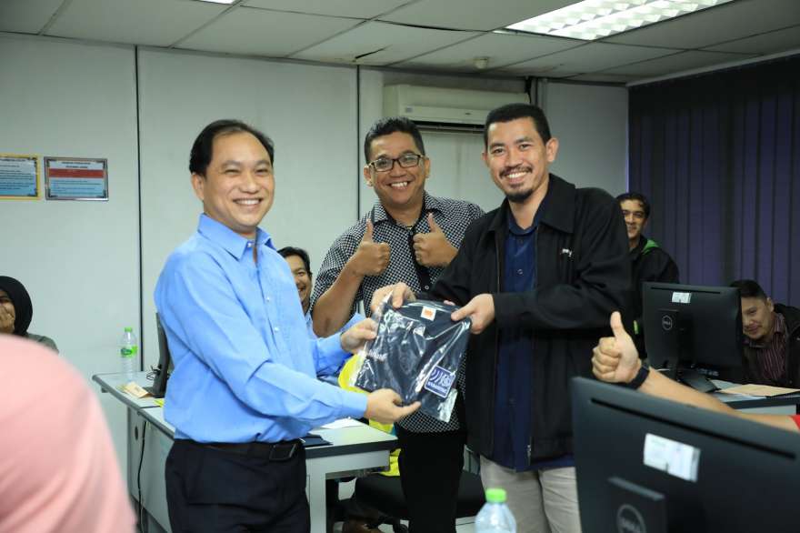 ProAVLCentral's tweet photo. Stagetec Media Academy teams up with IPPTAR to organise a Dante training session in Kuala Lumpur.
Read more:
โบ https://t.co/w4pRnYrsz3
---
#Media #Academy #Team #Training #Event #IPPTAR #Malaysia #Asia #AVTweeps #AVislife #AVNews #technology #tech #ProAV #digital #ProAudio #AVL https://t.co/DYR4I3b6Uh