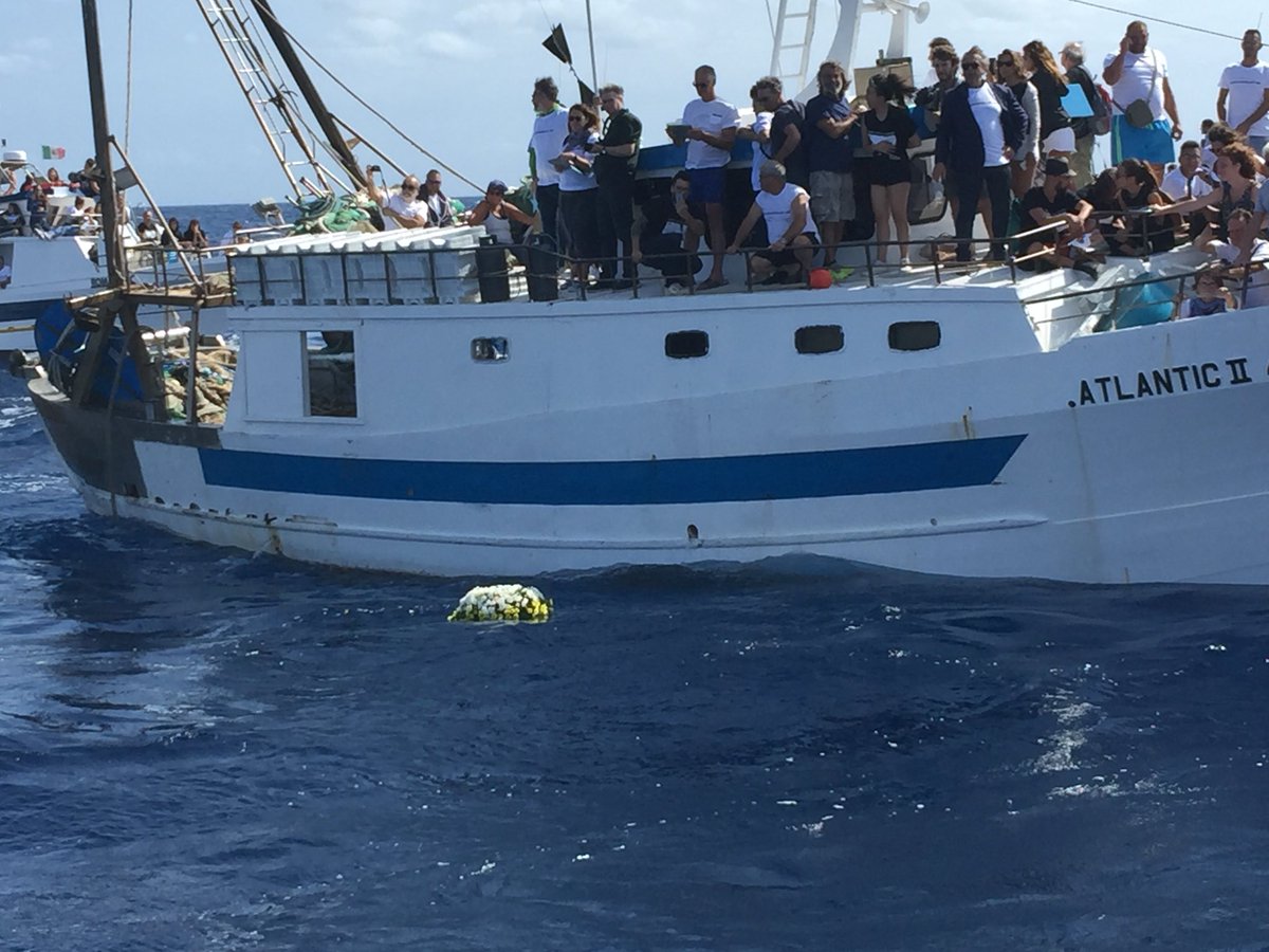 GB_SaveChildren's tweet image. E poi arriva il momento del raccoglimento e del dolore. Sei anni fa ce l’avevano quasi fatta, la terra sembrava potersi toccare con mano. Nel luogo del naufragio tra le onde oggi ancora tanta tristezza e rabbia. Perché? #whyagain #3ottobre #Lampedusa @SaveChildrenIT