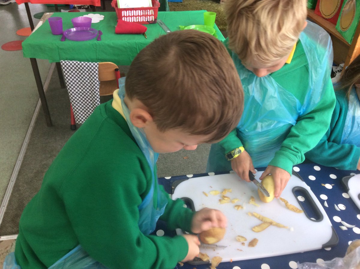 YsgolCarwe's tweet photo. Paratoi a chreu cawl #blasu #cyfarwyddiadau #mapstori #printiollysiau @PieCorbett https://t.co/1DH9louscJ
