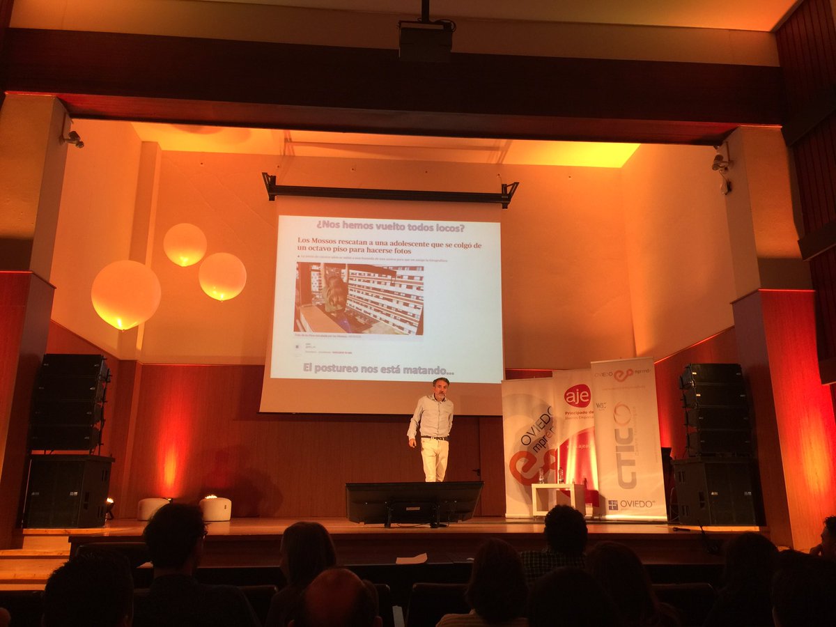 redplanet_es's tweet photo. ‘Lo llamamos #RedesSociales, pero en el fondo son redes personales’. Así empieza la reflexión de @carfergue en #OVDBecomesDigital https://t.co/fRoGgdbEyj
