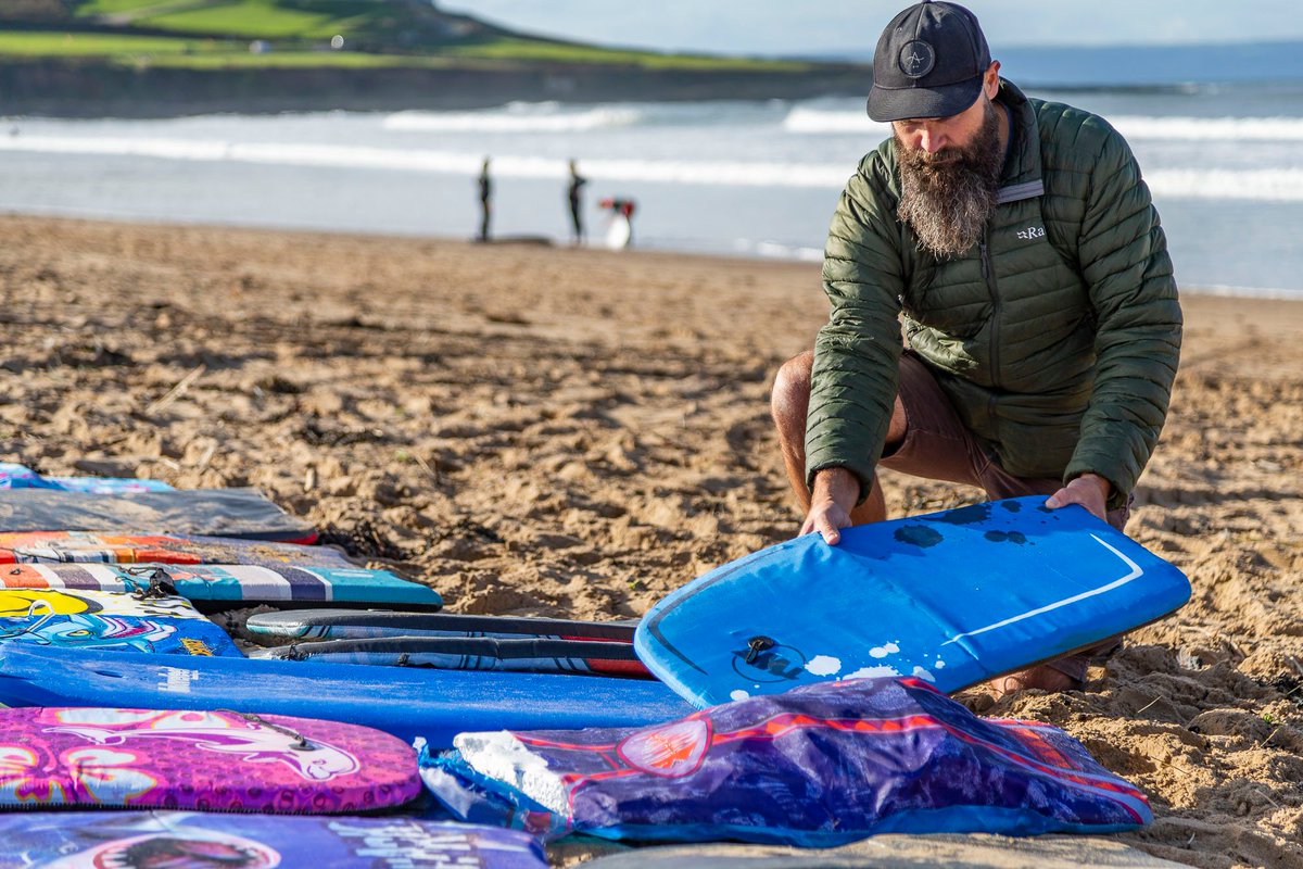 KeepBritainTidy's tweet image. 🌊♻️PLAN BEE FOR BEACH WASTE: Our @BeachCareSW programme breathes new life into 480 abandoned #plastic bodyboards, found on two south-west beaches over summer #PlanBee #WaveOfWaste #PlasticPollution

READ MORE: keepbritaintidy.org/news/plan-bee-…