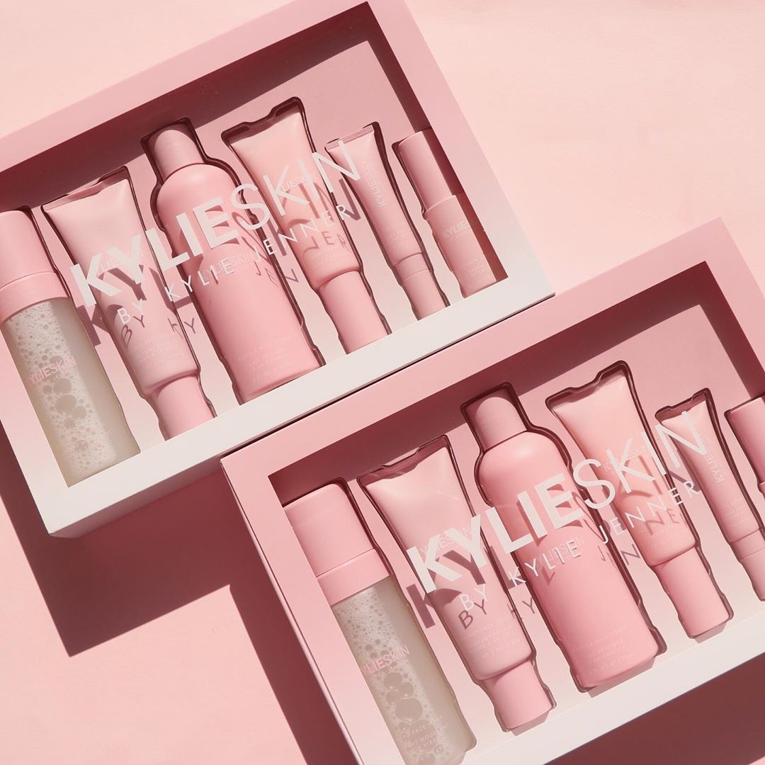 реми лор косметика на русском. косметос кайли дженнер. текстура уходовой косметики. аптечная косметика для лица в магнит косметик. уходовая косметика в золотом яблоке.