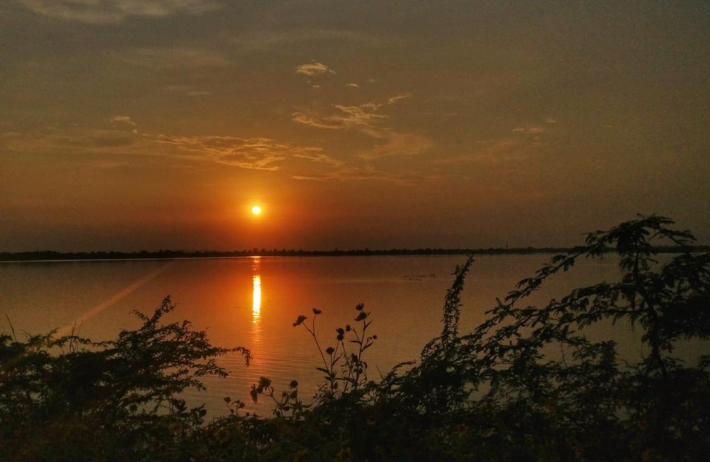 Rajesh__Jamaal's tweet photo. आती हैं सर्द आहें उसकी जानिब से
कैसे कह दें कि वो बेवफ़ा हो गया
#kanota #lake #jaipur #streetphotography #jaipurdiaries #holywalk #holybath #NationalPoetryDay #jaipurblog #instagram #art #photography #photojournalism #clouds #today #hasgtaglife #Rajasthan #followforfollowback https://t.co/CEhtUIuDzF