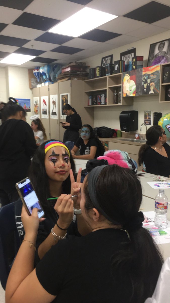 bhs_nahs's tweet photo. Our artists have been using their amazing art skills to create some awesome designs for face painting!! #NAHS @BHS_Broncos https://t.co/9KRmihe4Hg
