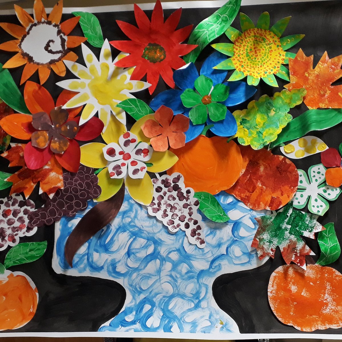 DerbyMojo's tweet photo. Pumpkins, leaves, grapes and flowers creating a beautiful autumnal fruit bowl painted by the residents of The Park Derby #sanctuarycare #thepark #artforall #artincare #creativemojoderby #creativemojo #autumncolours #paintyourselfhappy #artinderby https://t.co/ovq6J1Sdat
