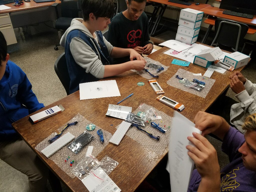 RCSDIAT's tweet photo. Ms Grann’s comp sci Ss programming breadboards to design memory games. Future engineers at work #STEM #21stcenturylearning @RCSDNYS @TDade https://t.co/iuZ6JOH5ru