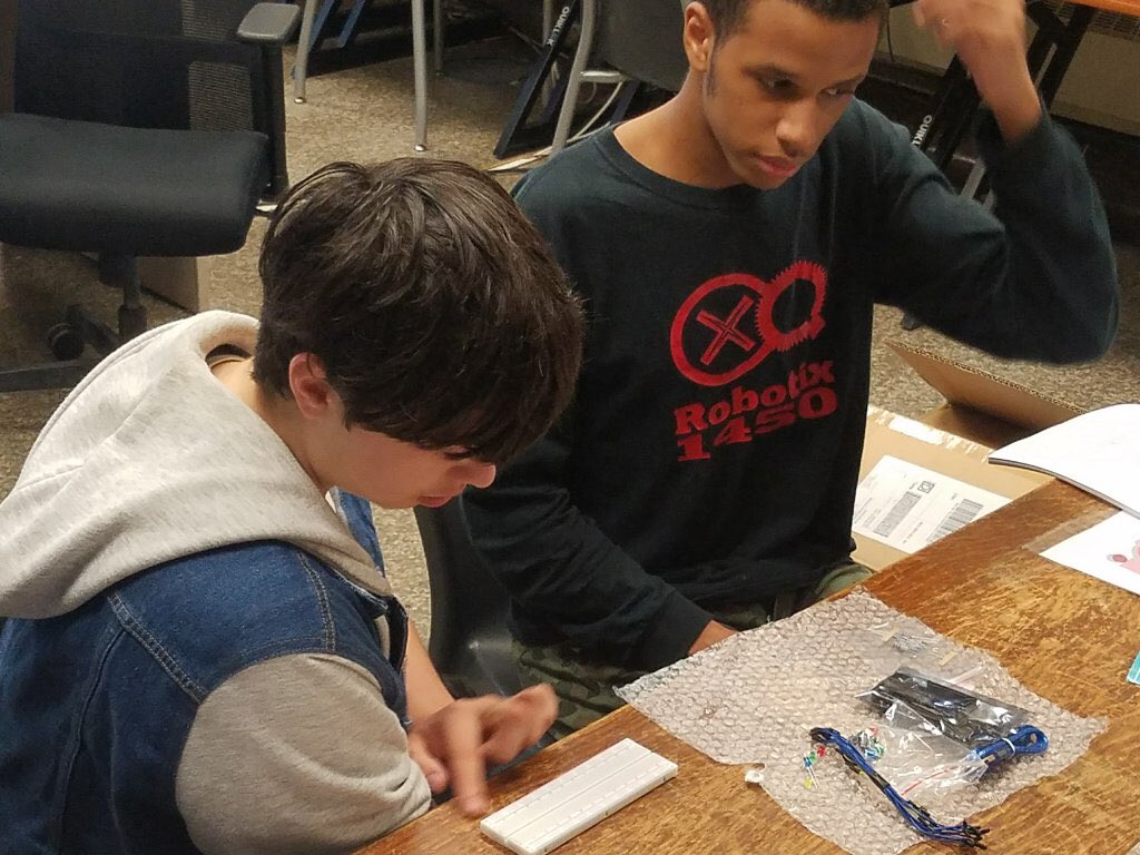 RCSDIAT's tweet photo. Ms Grann’s comp sci Ss programming breadboards to design memory games. Future engineers at work #STEM #21stcenturylearning @RCSDNYS @TDade https://t.co/iuZ6JOH5ru