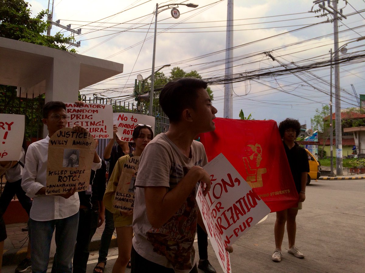 mx_heraldo's tweet photo. ICYMI | Members of different progressive organisations gather outside PUP to condemn state killings and call for justice to the victims of different operations and activities done by the fascist regime (e.g. Tokhang, Hazing, EJK).
#JusticeforDarwin #JusticeForAll #AFPPNPBackOff https://t.co/QtF2eMzHLj