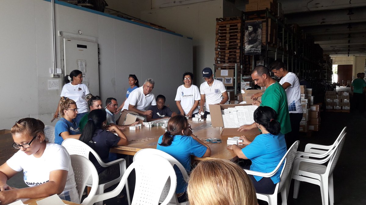 YunisleidysE's tweet photo. Pensando como país los trabajadores de  #EMCOMEDISLADELAJUVENTUD apoyamos en la recepción de los medicamentos recibidos en la mañana de hoy, y #AhorrandoAhora.
#SomosContinuidad.
#BioCubaFarma
#Emcomed14Aniversario https://t.co/itMVQE2mK2
