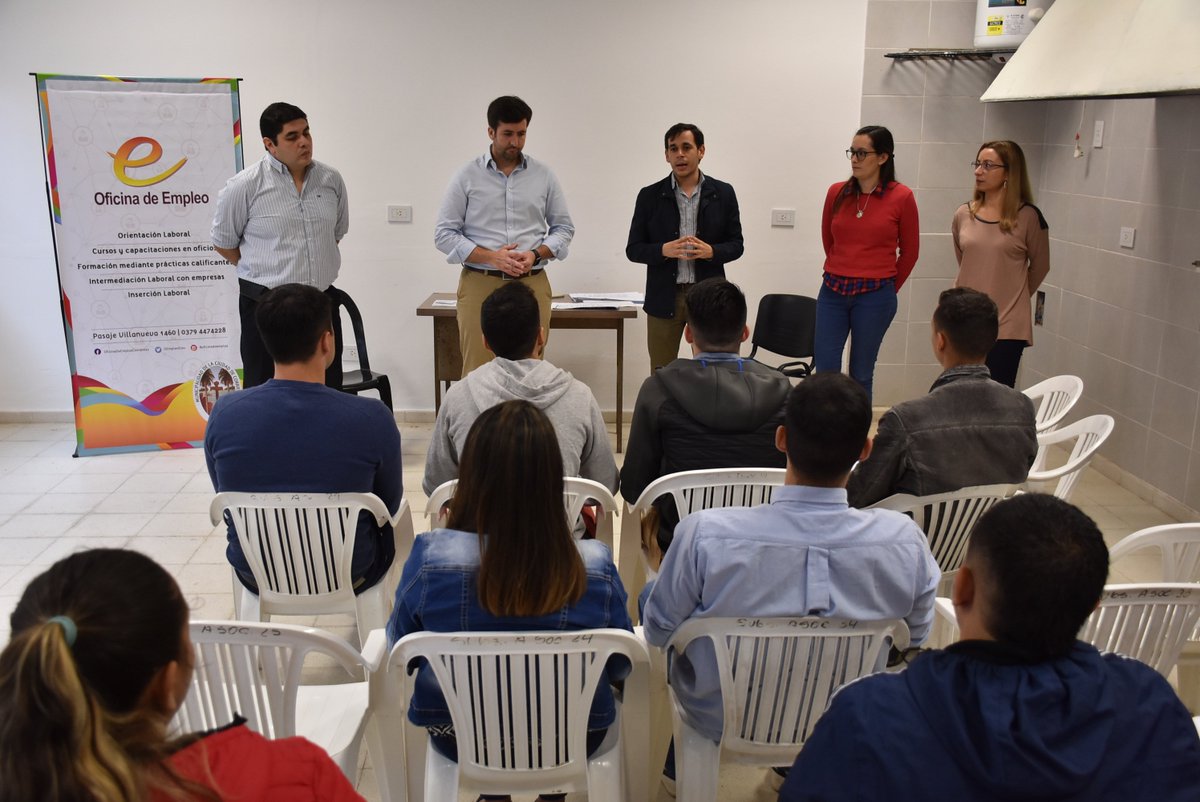 Más de 25 jóvenes iniciaron prácticas laborales en empresas gracias al programa ‘Entrenamiento para el trabajo’ de @producción_arg, que gestionamos a través de <a href="/OEmpleoCtes/">Oficina de Empleo Corrientes</a> 💪🏼Hoy nos reunimos para entregarles sus convenios e informarles sobre las condiciones de esta experiencia.