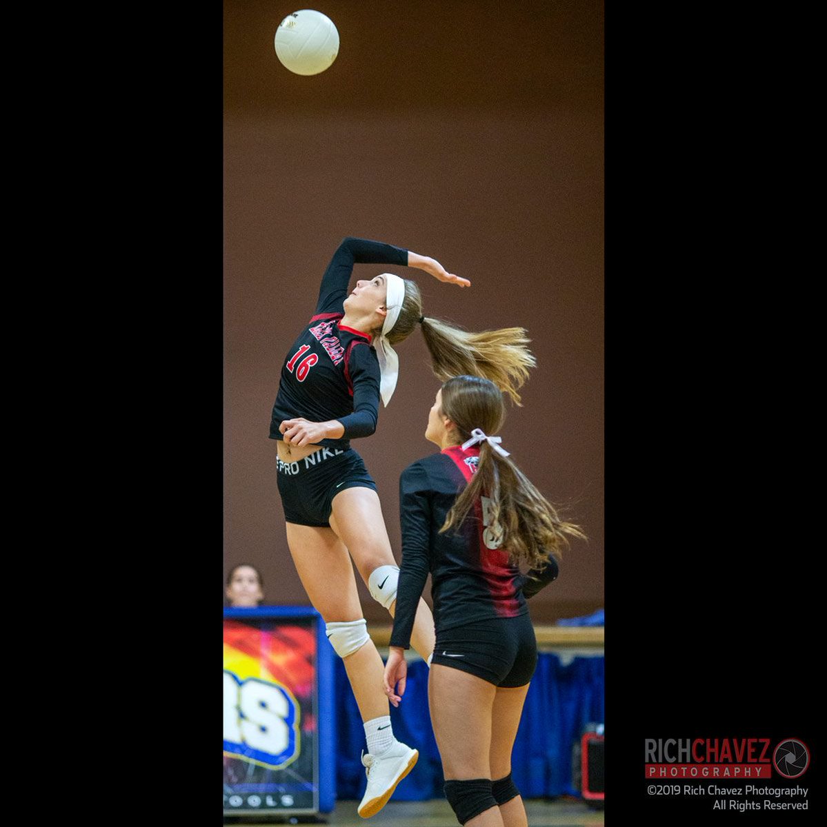 nmvolleyball's tweet photo. It's Hatch Valley's Shaylee Neal with the big hops in Tuesday night's sweep against Mesilla Valley. #hatchvalleybears #NMvolleyball #lascrucessportsphotography https://t.co/V0Lv8rwKRq