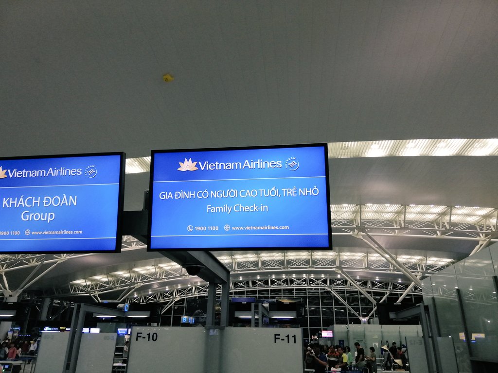 shira_dog's tweet photo. ノイバイ国際空港。23〜26時くらいの夜発の便も多いため、たくさんの人。厳しいなぁと思っていたら、ベトナム航空のスタッフさんがFamily Check-inを案内してくれた。かなり助かります。
#ベトナム #ベトナム航空 #海外子連れ旅 #ハノイ #FamilyCheckin #vietnamairline https://t.co/BJ2HybPKuw