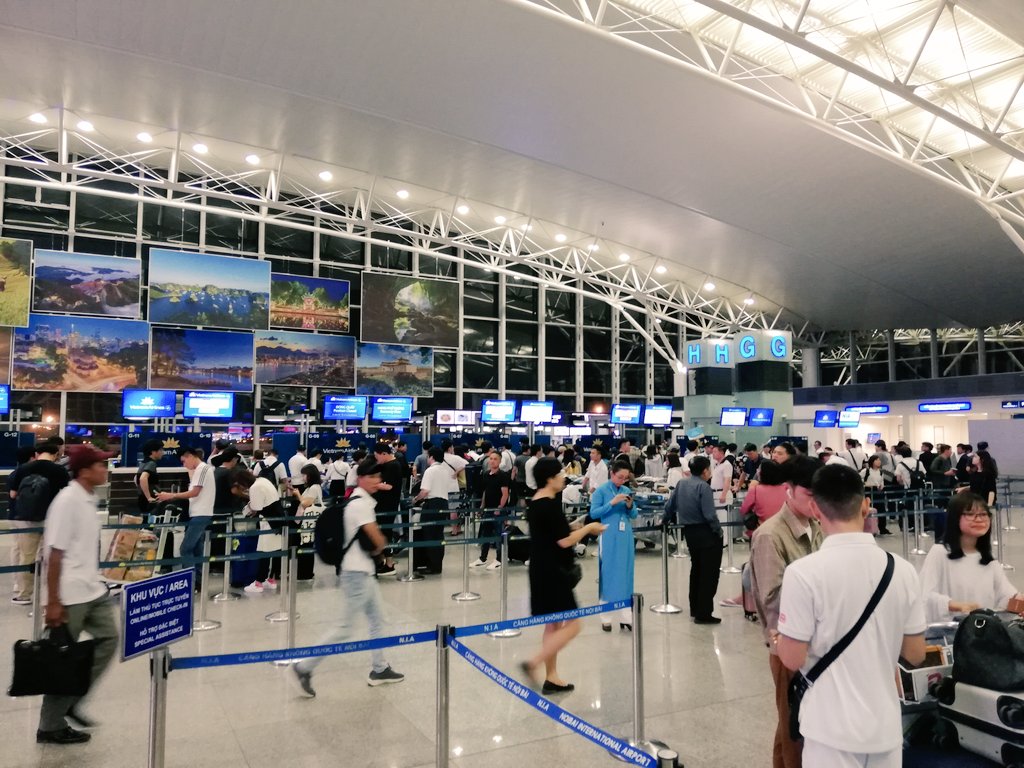 shira_dog's tweet photo. ノイバイ国際空港。23〜26時くらいの夜発の便も多いため、たくさんの人。厳しいなぁと思っていたら、ベトナム航空のスタッフさんがFamily Check-inを案内してくれた。かなり助かります。
#ベトナム #ベトナム航空 #海外子連れ旅 #ハノイ #FamilyCheckin #vietnamairline https://t.co/BJ2HybPKuw